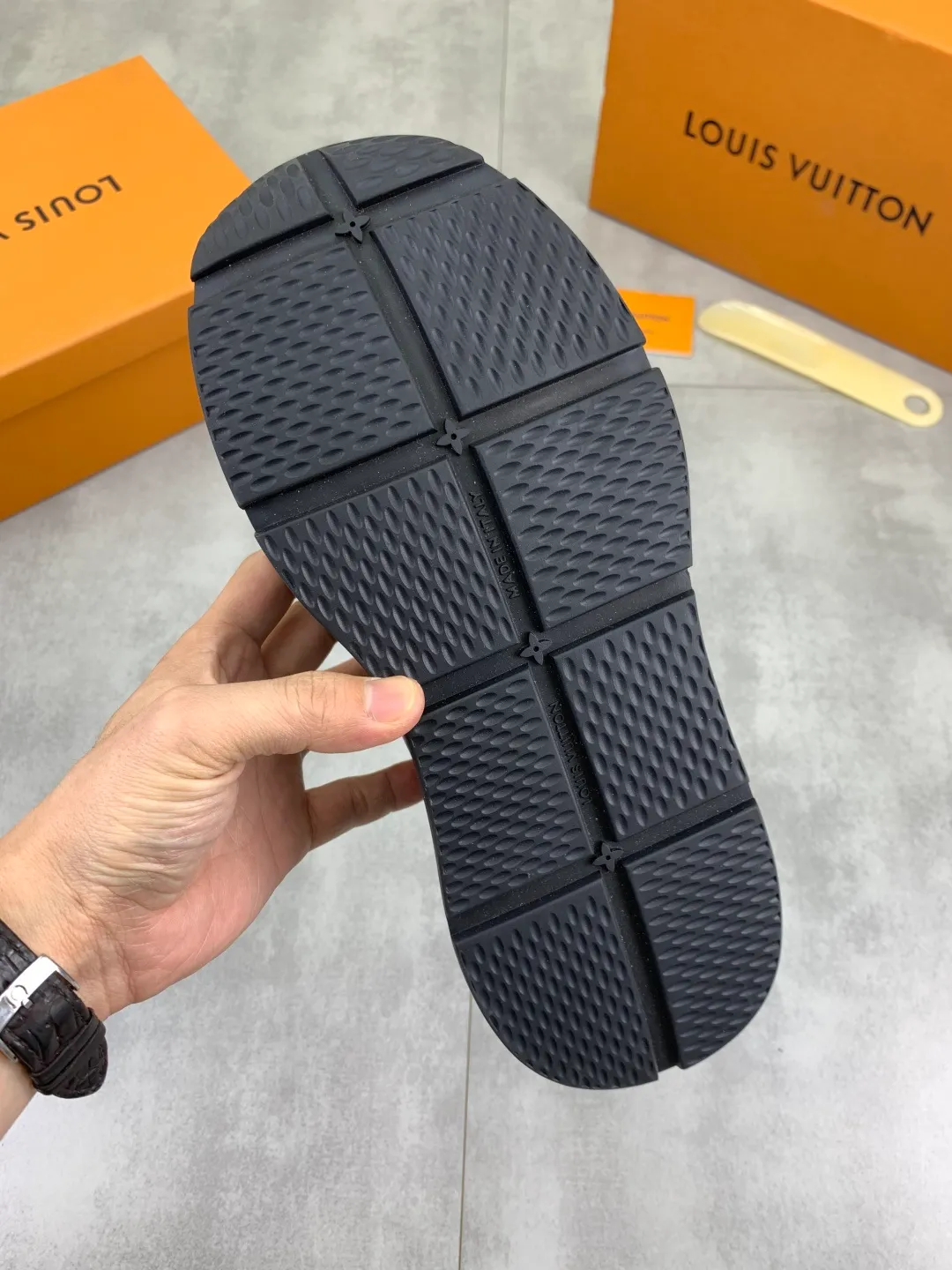 Men's men's shoes💰P440💰[New model]🆘[Louis Vuitton] LV official website latest model🎁casual and fashionable men's shoes👟hot style💥simple and elegant style, exclusive for trendy men. Unique official website latest brand elements👑original decoration, fashionable and generous, the fabric is made of original calfskin➕comfortable and breathable mesh lining➕pig skin lining ✅The official website specifies wear-resistant casual outsole, the classic model is taken in real life🎬Color: 2️⃣colors available😍Number of codes: 38-44 (45 46 customized)
